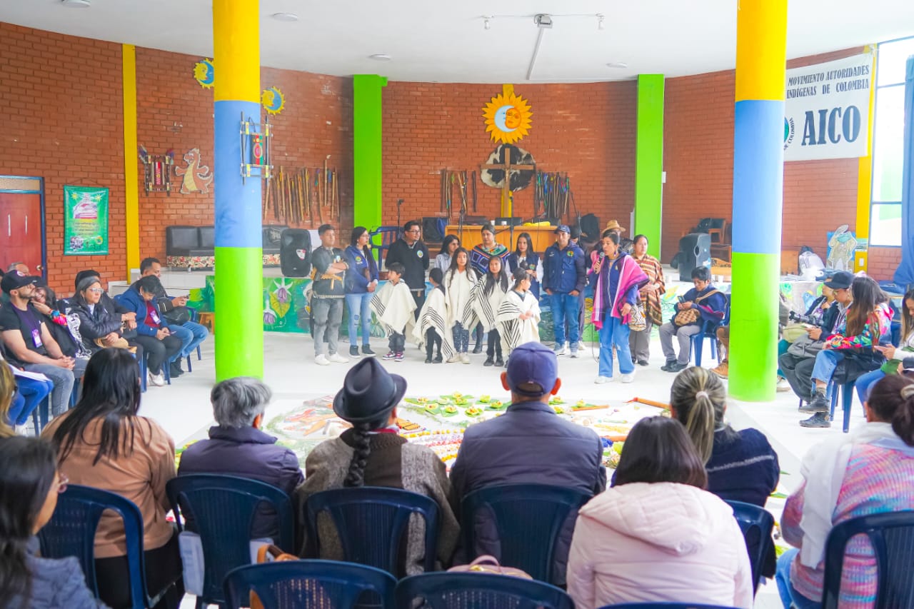 Grupo de líderes en presentación artística