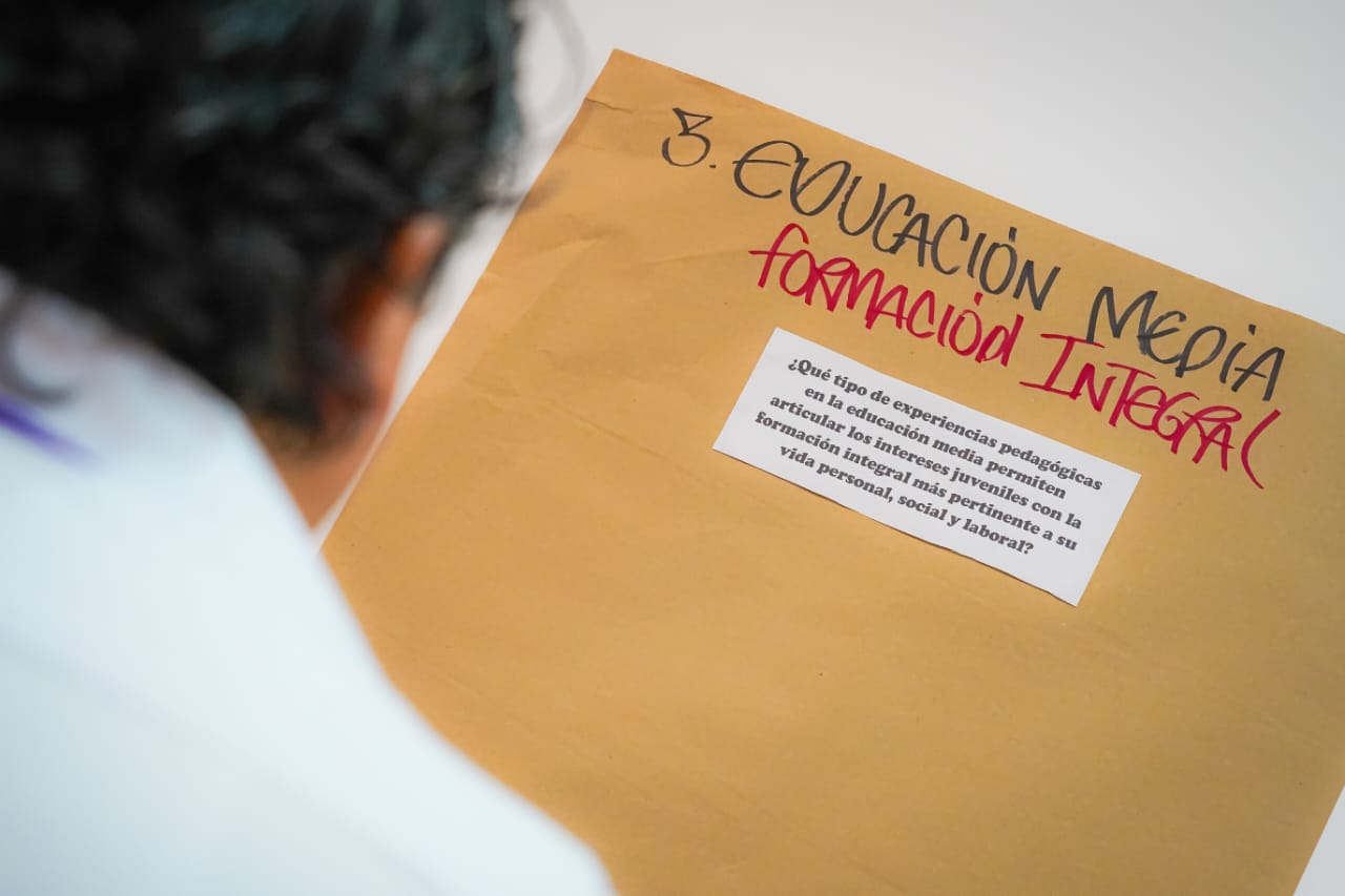 Imagen de sobre de manila con escrito de formación integral