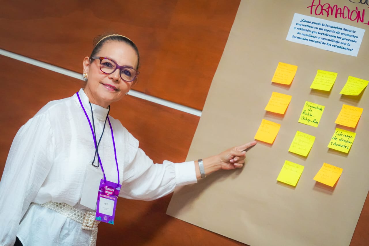 Lideresa de calidad exponiendo