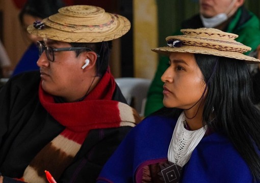 Dos indígenas Misak en clase