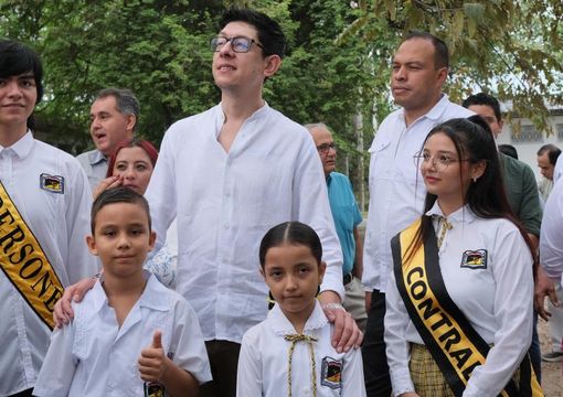 Ministro Daniel Rojas junto a estudiantes, senador y demás comunidad estudiantil
