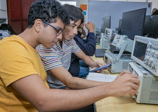 Estudiantes con equipos de computo