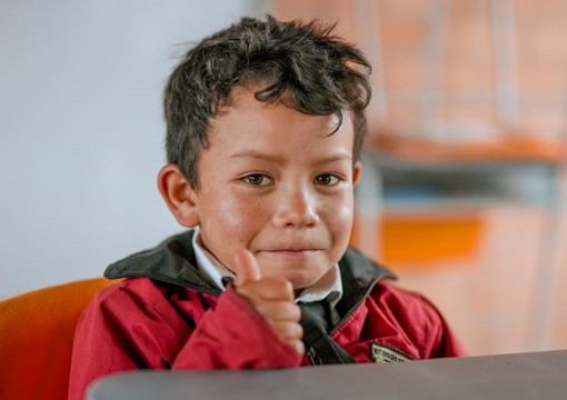 Niño de primera infancia haciendo pulgar arriba