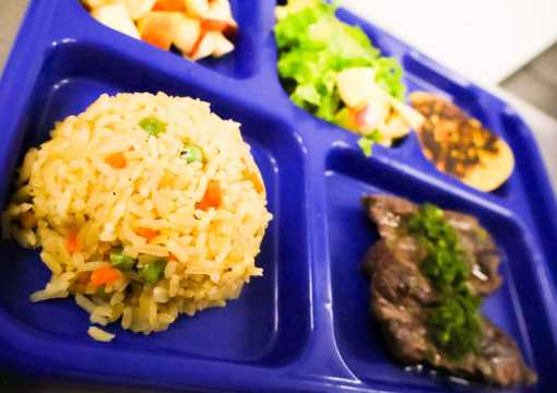 Plato con compartimientos de comida