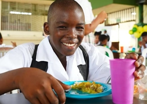 Estudiante beneficiario del Programa de Alimentación Escolar