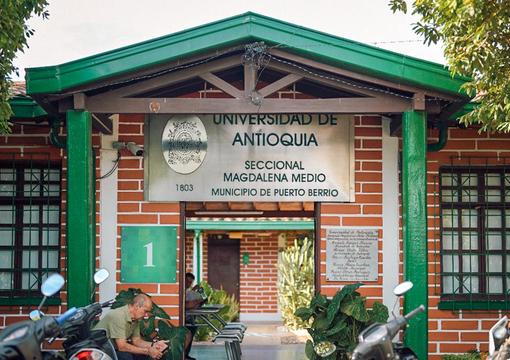 Fachada sede Universidad de Antioquia en puerto Berrío