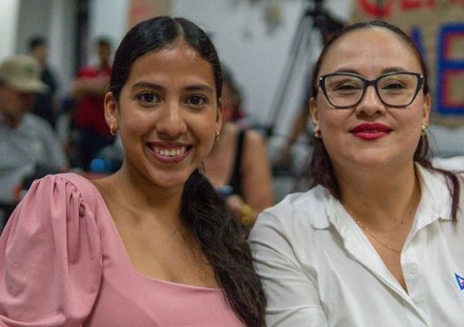 Dos mujeres en primer plano sonriendo