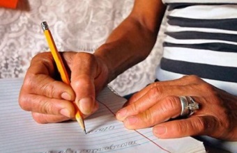 Más de 900 cupos disponibles para jóvenes y adultos que quieran aprender a leer y escribir en el Tolima