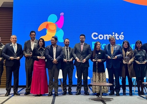 Foto de los representantes del Ecosistema Empático recibiendo reconocimiento de Erasmus+