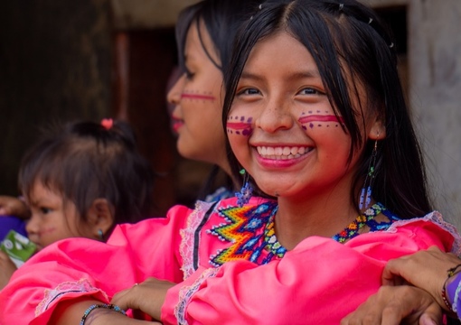 Foto de niña de comunidad indigena sonriendo