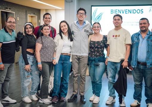 Ministro de Educación con estudiantes de la IU Digital