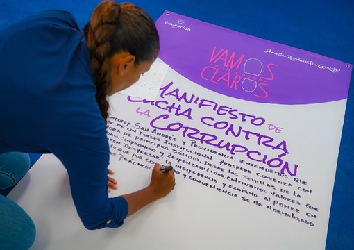 Persona firmando un manifiesto