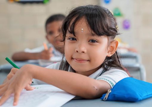 Niña de colegio en un salón de clases