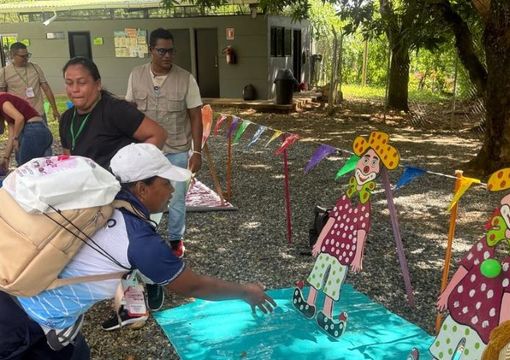 Docentes participando de juegos tradicionales