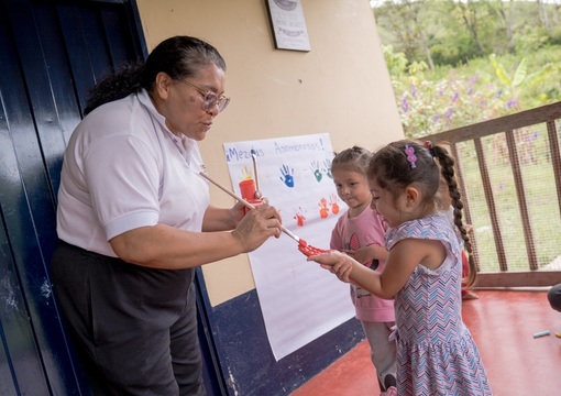Maestra del Tolima con estudiantes de primera infancia
