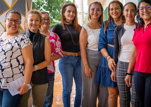 Foto de profesoras sonriendo