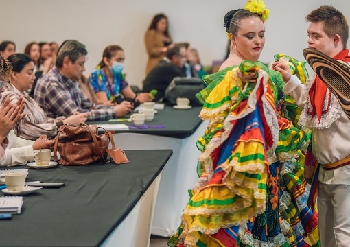 Foto de personas danzando en evento de educacion inclusiva