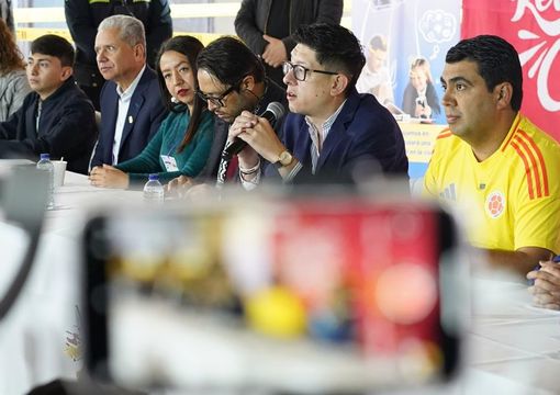 Ministro Daniel Rojas, junto al viceministro de Educación Superior, alcalde de Soacha y otros miembros de la comunidad educativa en rueda de prensa
