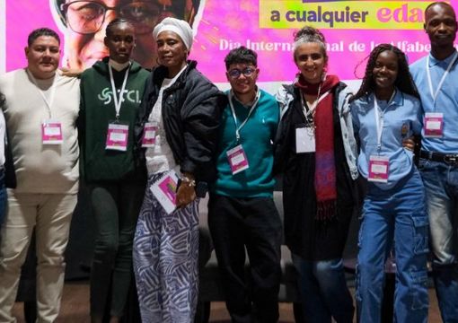 Foto de personas participando en evento del Ministerio de Educacion en el Dia Internacional de la Alfabetizacion