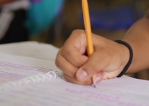 Foto de una mano escribiendo