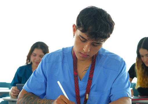 Estudiante escribiendo