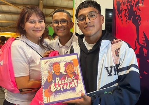 Estudiantes de 10 y 11 con cuaderno de Puedo Estudiar