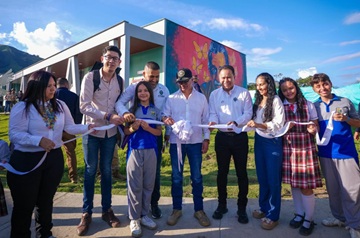 Presidente Gustavo Petro entrega el nuevo Colegio–Universidad.