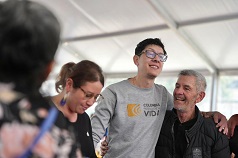 Almuerzo navideño para habitantes de calle y anuncio de salario vital