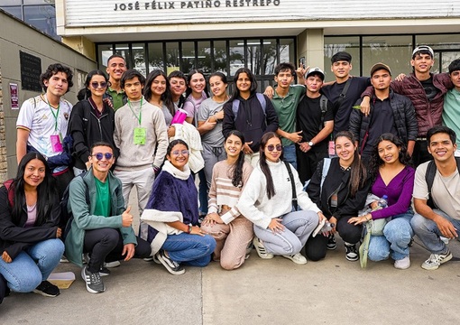 Foto de los 34 estudiantes en la fachada de la Facultad de Medicina de la UNAL