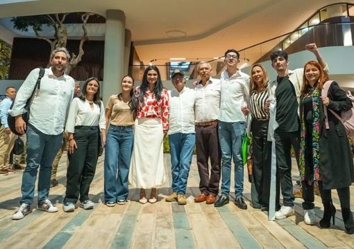 Presidente Gustavo Petro, ministro Daniel Rojas, Angie Rodríguez Directora del DAPRE, estudiantes, rector y docentes en  el Nuevo Edificio de la Universidad Industrial de Santander