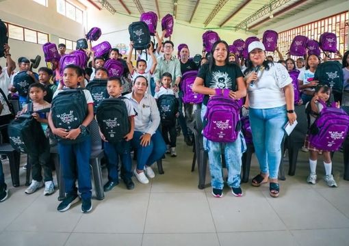Ministro de Educación Daniel Rojas en el aula con varios estudiantes y docentes