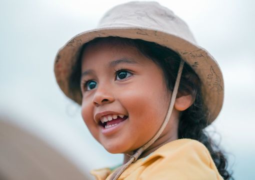 Niña sonriendo en primer plano