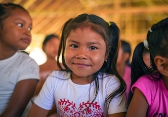 El ministro Daniel Rojas visitó a los niños y niñas de la comunidad indígena de Remanso, en Guainía