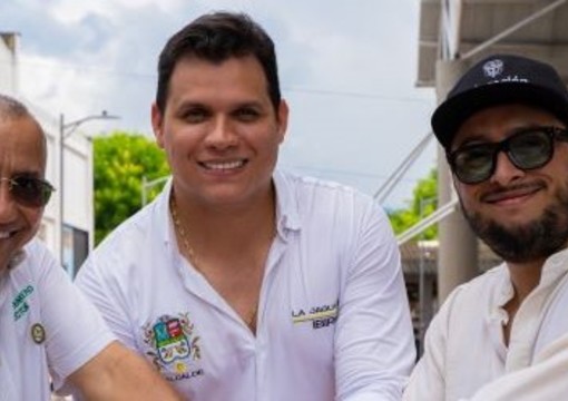 Viceministro de Educación, Ricardo Moreno, junto a docentes de la zona