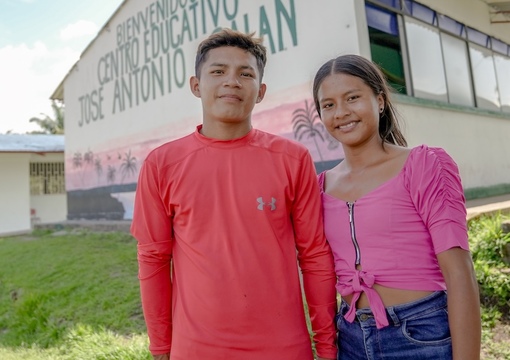 Foto de dos estudiantes de la comunidad de cacahual en guainia