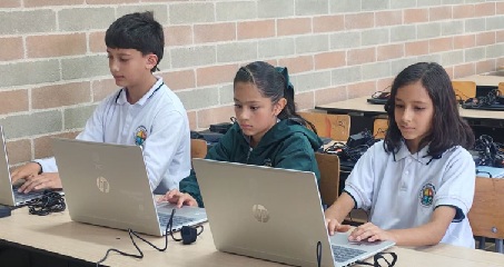 Envigado recibe 100 computadores portátiles para fortalecer la educación tecnológica