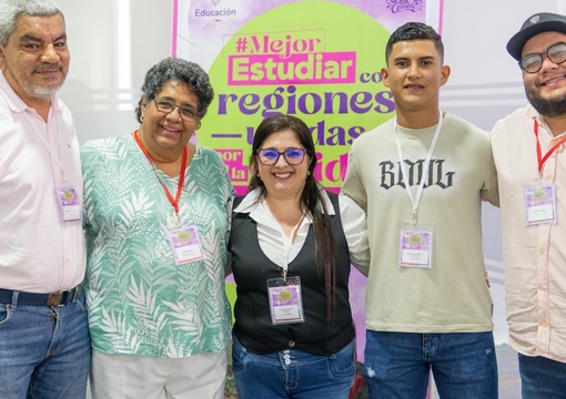 Foto de beneficiados del SIMES y funcionarios SIMES