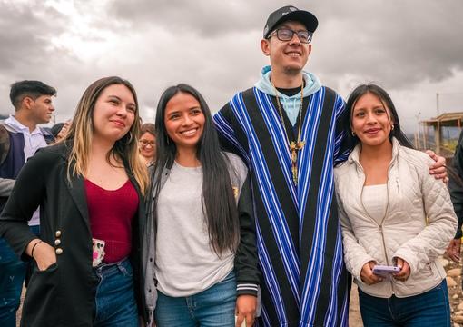 Ministro Daniel Rojas junto a estudiantes en Sibundoy - Putumayo