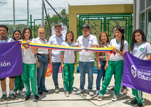 Estudiantes y director del FFIE entregando la institución