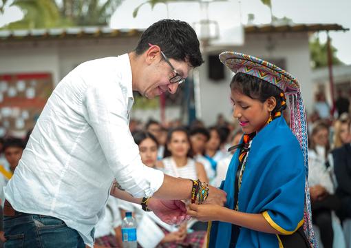 Ministro Daniel Rojas con estudiantes en Valle del Guamuez