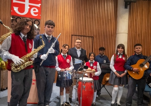 Foto de estudiantes y docentes de musica