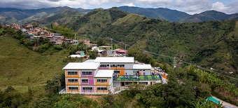 De elefante blanco a faro de esperanza: la escuela que se negó a morir en Cañas Gordas