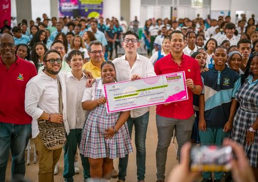 Ministro Daniel Rojas con estudiantes, profesores y demás comunidad educativa