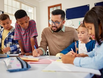 Ascenso en el escalafón docente en Colombia 2025: requisitos, sueldos por nivel y beneficios para maestros