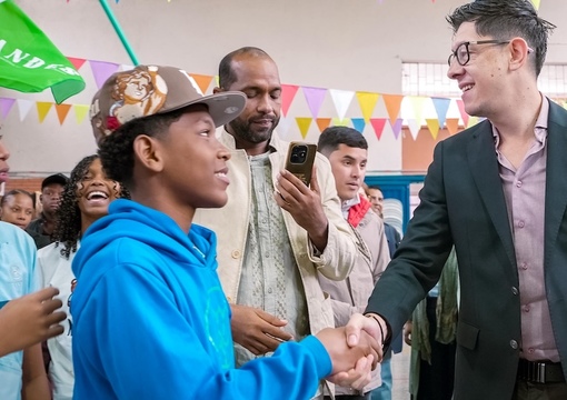 ministro con estudiantes de secundaria