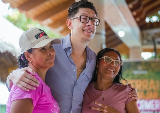 Ministro de Educación con mujeres de Sampués