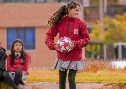 Estudiante feliz jugando