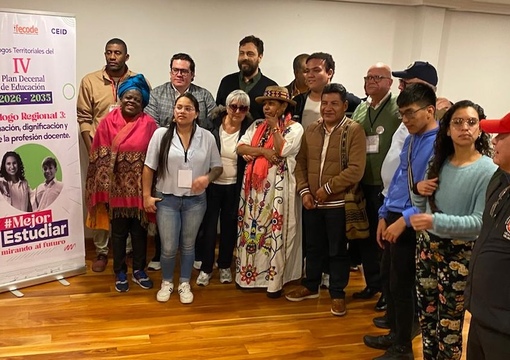 Foto de profesores en reunion sobre el plan decenal