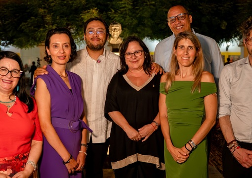 Viceministro de Educación Superior, Ricardo Moreno con la mesa principal en el evento apertura