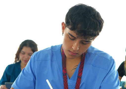 Estudiante escribiendo